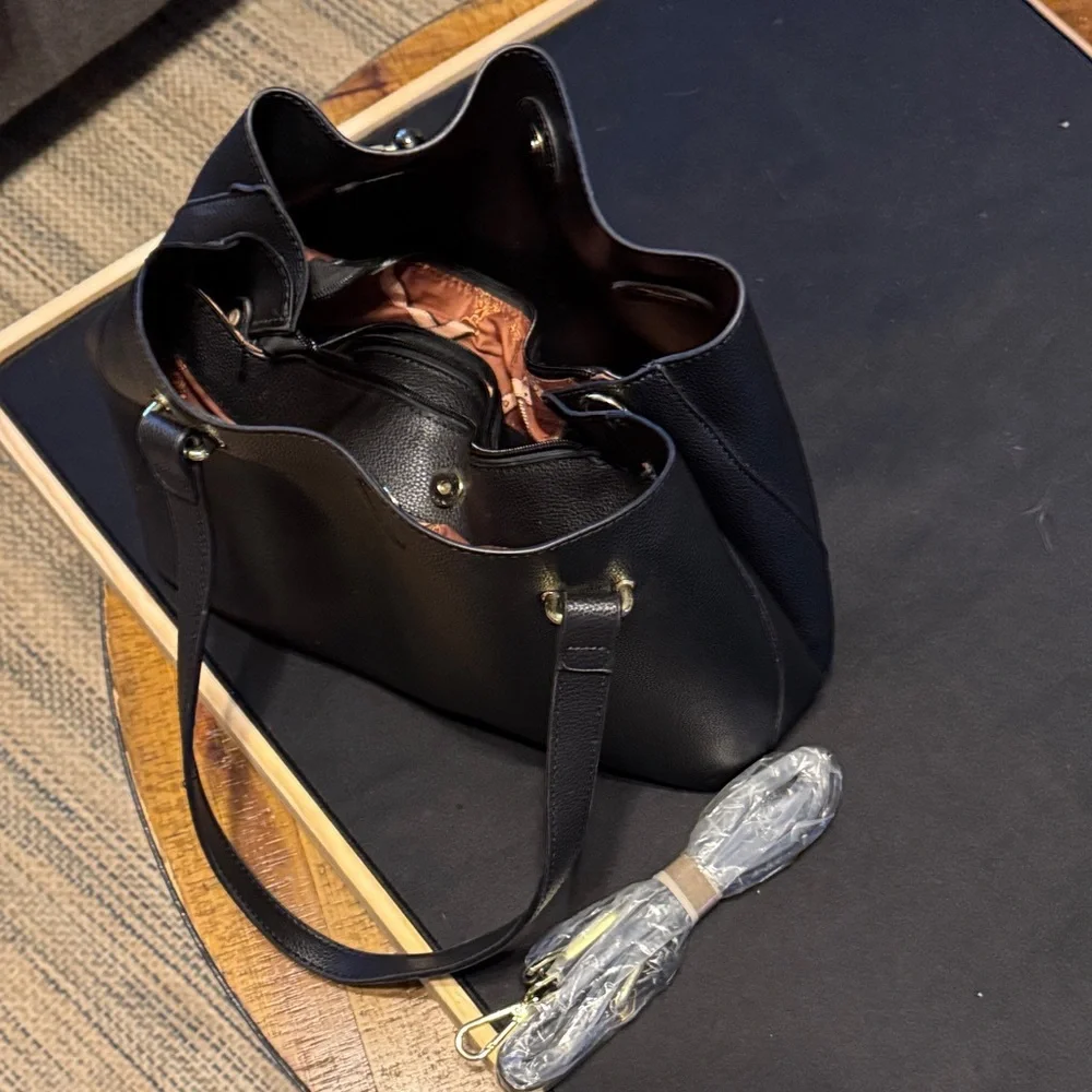 Elegant Black Women's Tote Bag - Picture 3 of 8